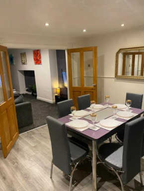 Cosy 3 bedroom House, Sleeps 7 people in Birmingham